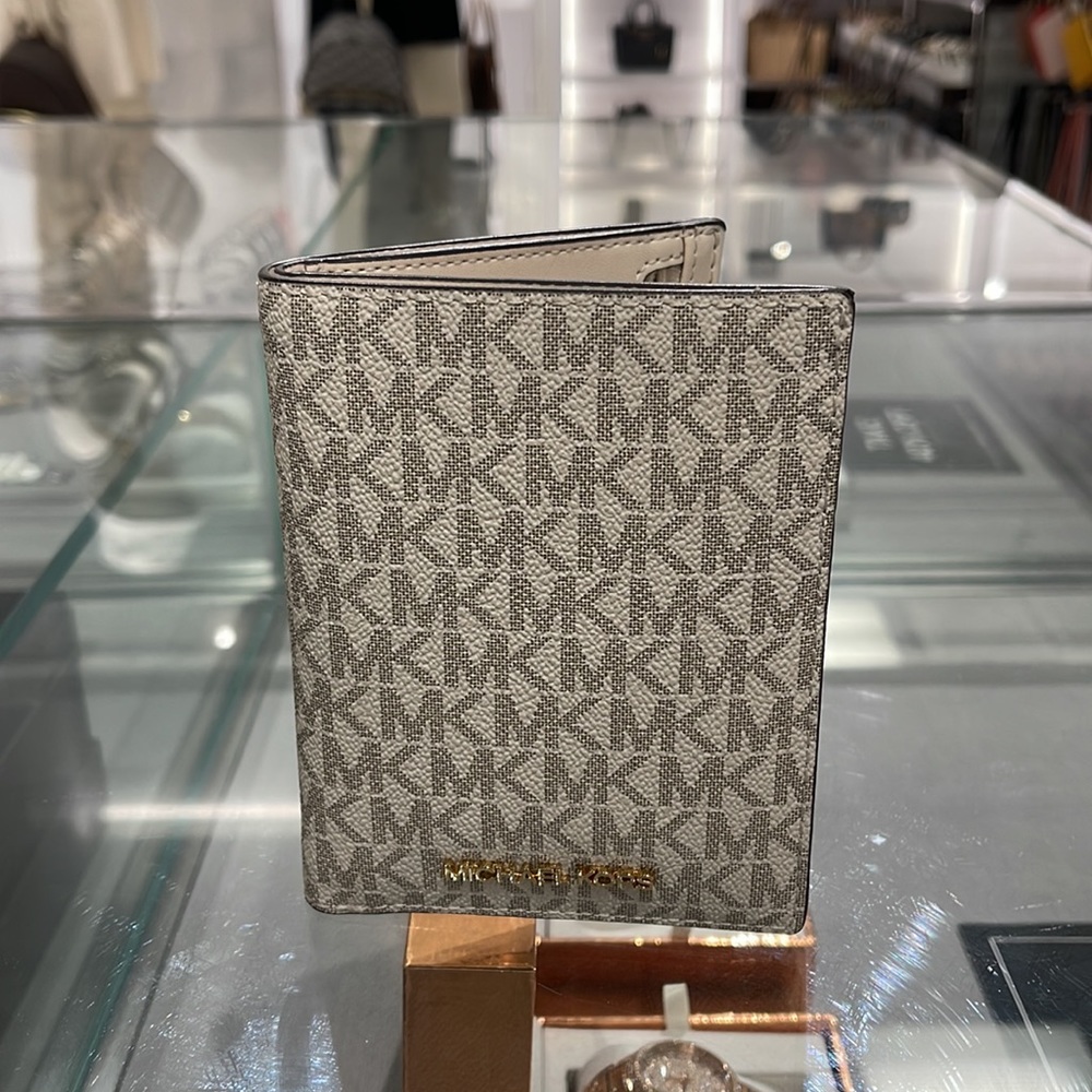 Michael Kors Jet Set Travel Passport Wallet
Light Cream Signature/Golden- NWT - Picture 4 of 16